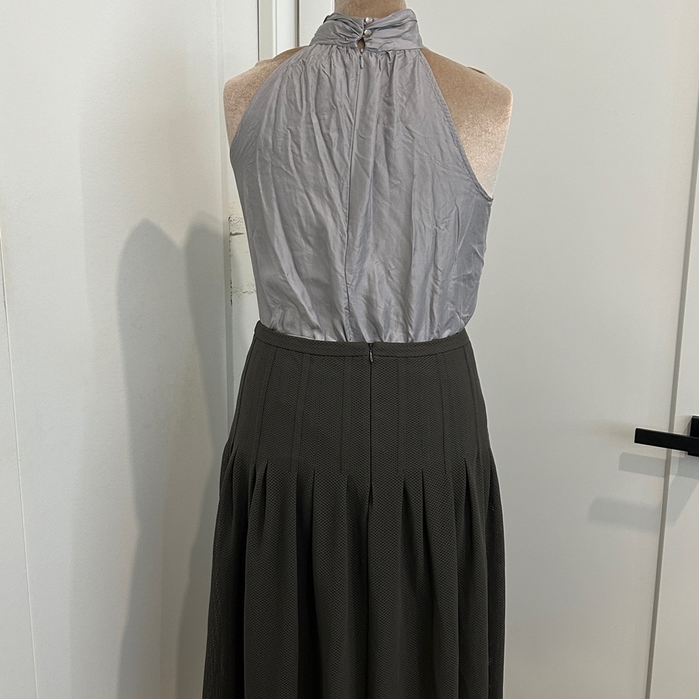 AKRIS PUNTOStretch Mesh Pleated Midi Skirt in Graphite Gray |Size 10 - Picture 13 of 16